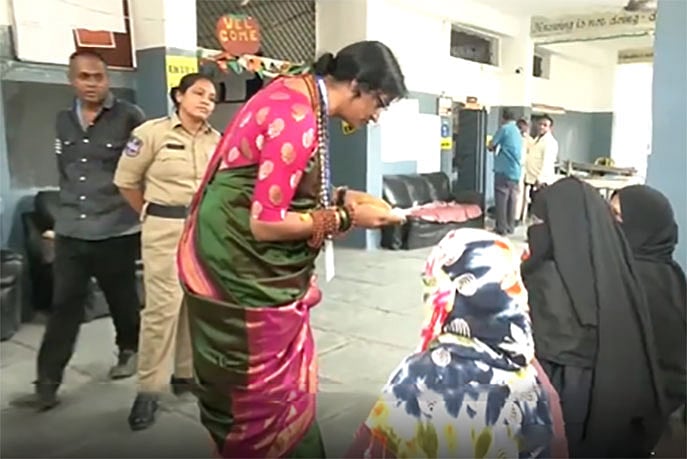 ভোটকেন্দ্রে হায়দরাবাদ আসনের বিজেপির প্রার্থী মাধবী লতা