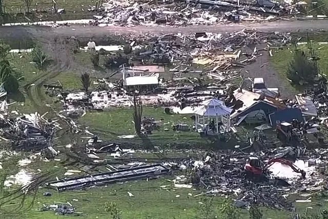 যুক্তরাষ্ট্রের টেক্সাসে ভ্যালি ভিউ এলাকায় টর্নেডোতে লন্ডভন্ড অবস্থা