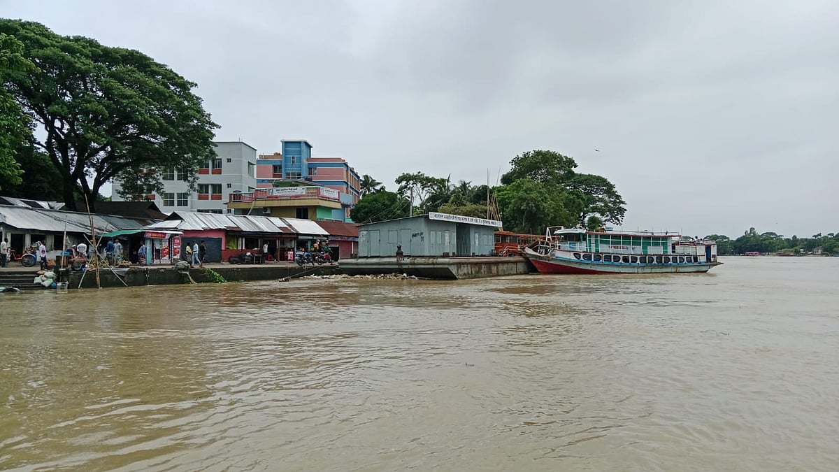 বৃষ্টি ও উজানের ঢলে সুরমা নদীসহ বিভিন্ন নদ–নদীর পানি বাড়ছে। বৃহস্পতিবার বিকেলে সুনামগঞ্জ পৌর শহরের লঞ্চঘাট এলাকায়