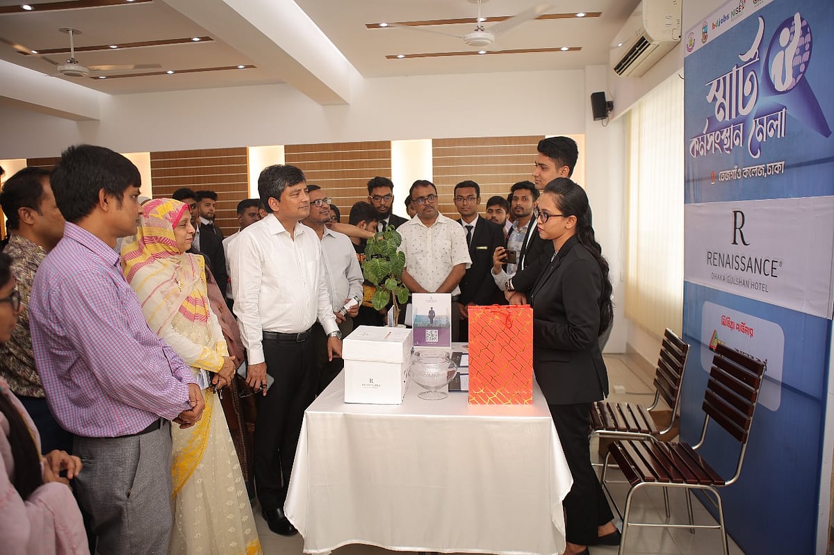 মেলার স্টল ঘুরে দেখছেন অতিথিরা