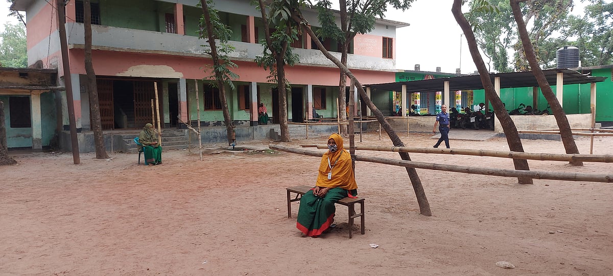 ফাঁকা মাঠে পুলিশ ও আনসার বাহিনীর সদস্যরা অলস সময় পার করছেন। আজ বুধবার সকাল ১০টার দিকে ঠাকুরগাঁওয়ের বালিয়াডাঙ্গী উপজেলার কালমেঘ আর আলী স্কুল অ্যান্ড কলেজ কেন্দ্রে