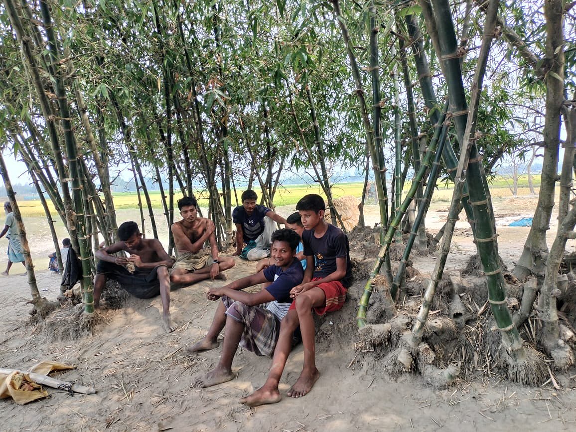 তীব্র গরমে বাঁশবাগানের ছায়ায় বিশ্রাম নিচ্ছেন লোকজন। গতকাল বুধবার তারাগঞ্জ উপজেলার তারাগঞ্জের মেনানগর এলাকায়