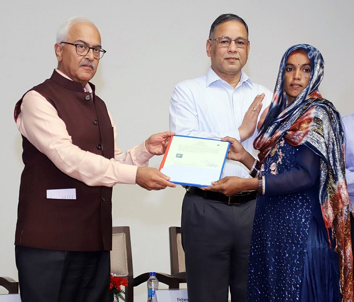 নয়াদিল্লিতে সিএএর আওতায় নাগরিকত্ব সনদ তুলে দিচ্ছেন স্বরাষ্ট্রসচিব, ১৫ মে