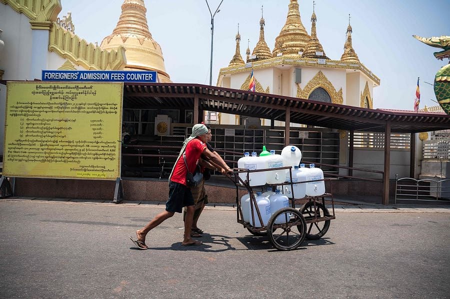 ২০২১ সালে ক্ষমতা দখলের পর রাষ্ট্রীয় জরুরি অবস্থা ঘোষণা করে মিয়ানমার জান্তা। সম্প্রতি আরও ছয় মাসের জন্য জরুরি অবস্থার মেয়াদ বাড়ানো হয়েছে