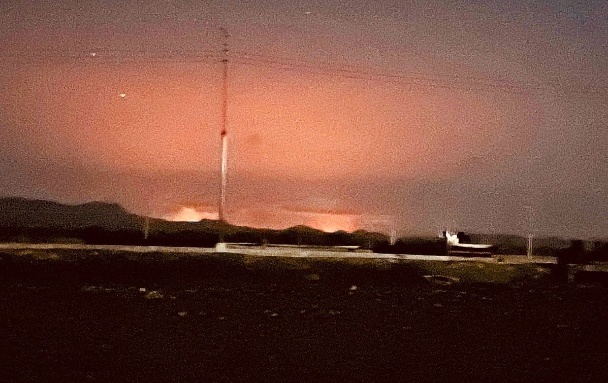 নাফ নদীর অপর পাড়ে মিয়ানমার সীমান্তের ওপাড়ে জ্বলছে ঘারবাড়ি। আগুনের শিখায় লাল হয়ে উঠেছে আকাশ। গত শুক্রবার রাতে। টেকনাফ সীমান্তে