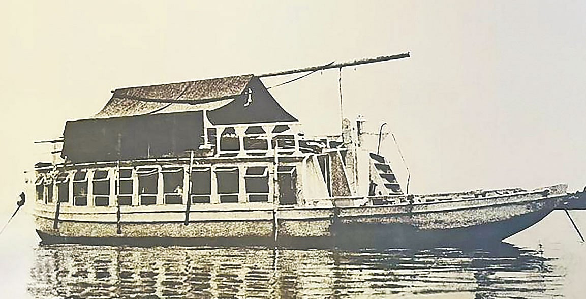 কবিগুরুর নদীপথে চলার সাথি পদ্মা বোট। শিলাইদহ কুঠিবাড়ির দেয়ালে টানানো রয়েছে ছবিটি। সেখান থেকে ছবিটি তোলা