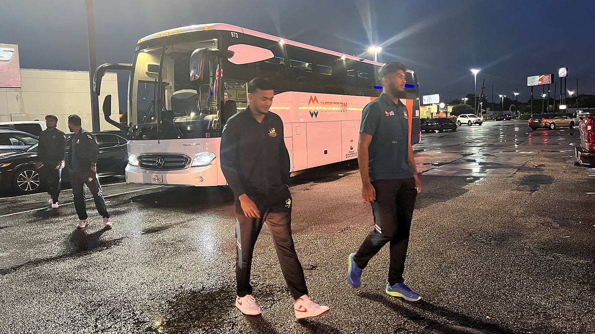 হিউস্টনে টিম হোটেলের সামনে তাসকিন আহমেদ ও রিশাদ হোসেন