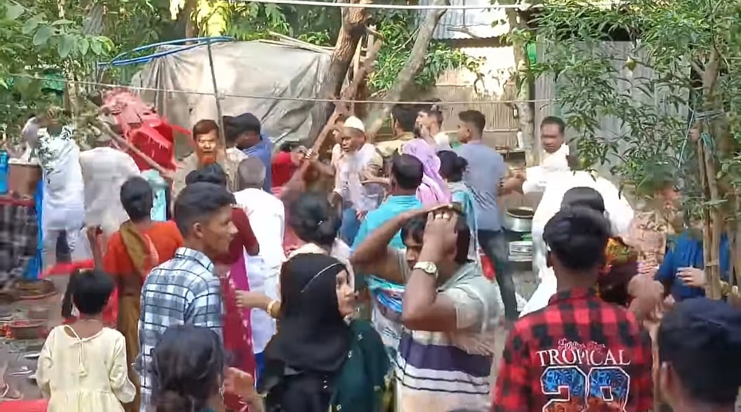 কনে দেখা নিয়ে বরপক্ষ ও কনেপক্ষের লোকজন মারামারিতে জড়িয়ে পড়েন। গতকাল শুক্রবার বিকেলে ফরিদপুরের নগরকান্দা উপজেলার কাইচাইল ইউনিয়নের মধ্য কাইচাইল গ্রামে