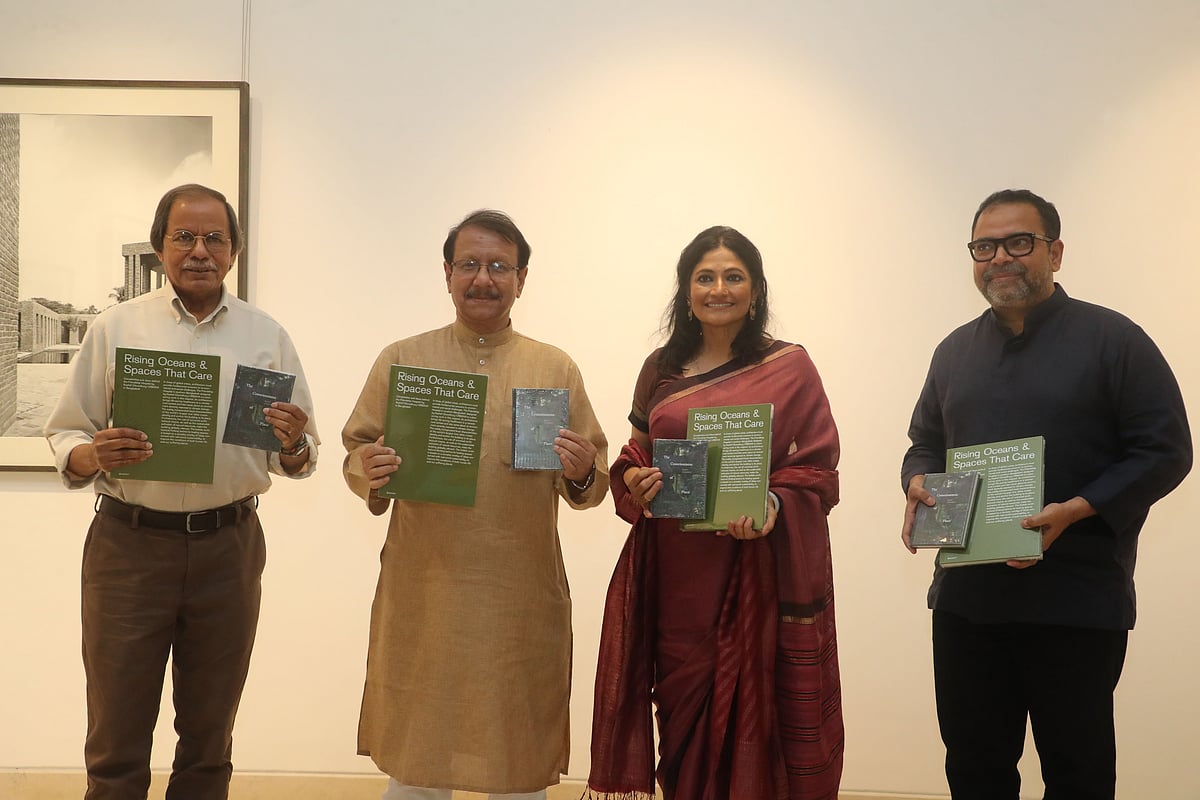 স্থপতি কাশেফ চৌধুরীর দুটি বইয়ের মোড়ক উন্মোচন অনুষ্ঠানে (বাঁ থেকে) সৈয়দ মনজুরুল ইসলাম, কামাল আবদুল নাসের চৌধুরী, রুনা খান ও কাশেফ চৌধুরী। এজ গ্যালারি, গুলশান, ঢাকা, ২৯ মে