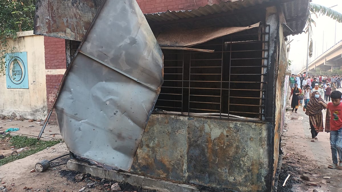 অটোরিকশার চালকেরা কালশীতে একটি পুলিশ বক্সে আগুন ধরিয়ে দেন। ঢাকা, ১৯ মে