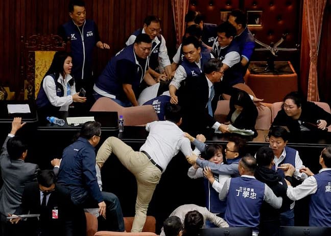 পার্লামেন্টে সংস্কার নিয়ে বিরোধের জেরে হাতাহাতিতে জড়ান তাইওয়ানের আইনপ্রণেতারা