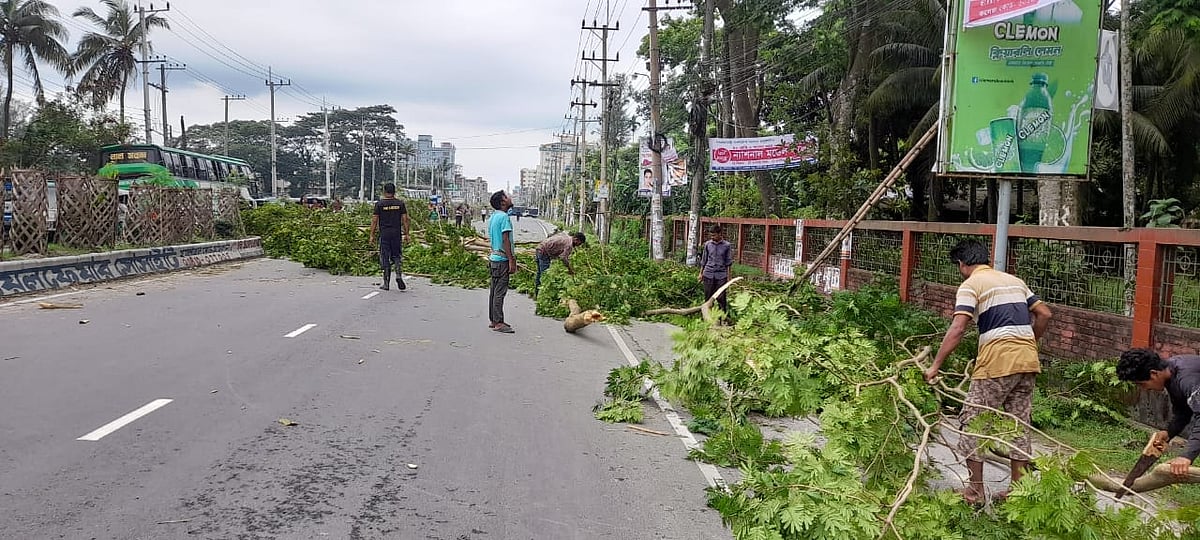 নোয়াখালী শহরের পুলিশ ট্রেনিং সেন্টার এলাকায় প্রধান সড়কের পাশে বিদ্যুৎ লাইনের উপর হেলে পড়া গাছ অপসারণ করছে বিদ্যুৎ বিভাগ ও ফায়ার সার্ভিসের কর্মীরা। আজ মঙ্গলবার সকাল সাড়ে নটায়