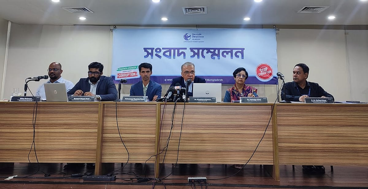 ঢাকার ধানমন্ডিতে আজ রোববার সকালে টিআইবি কার্যালয়ে প্রার্থীদের হলফনামা বিশ্লেষণের তথ্য তুলে ধরা হয়