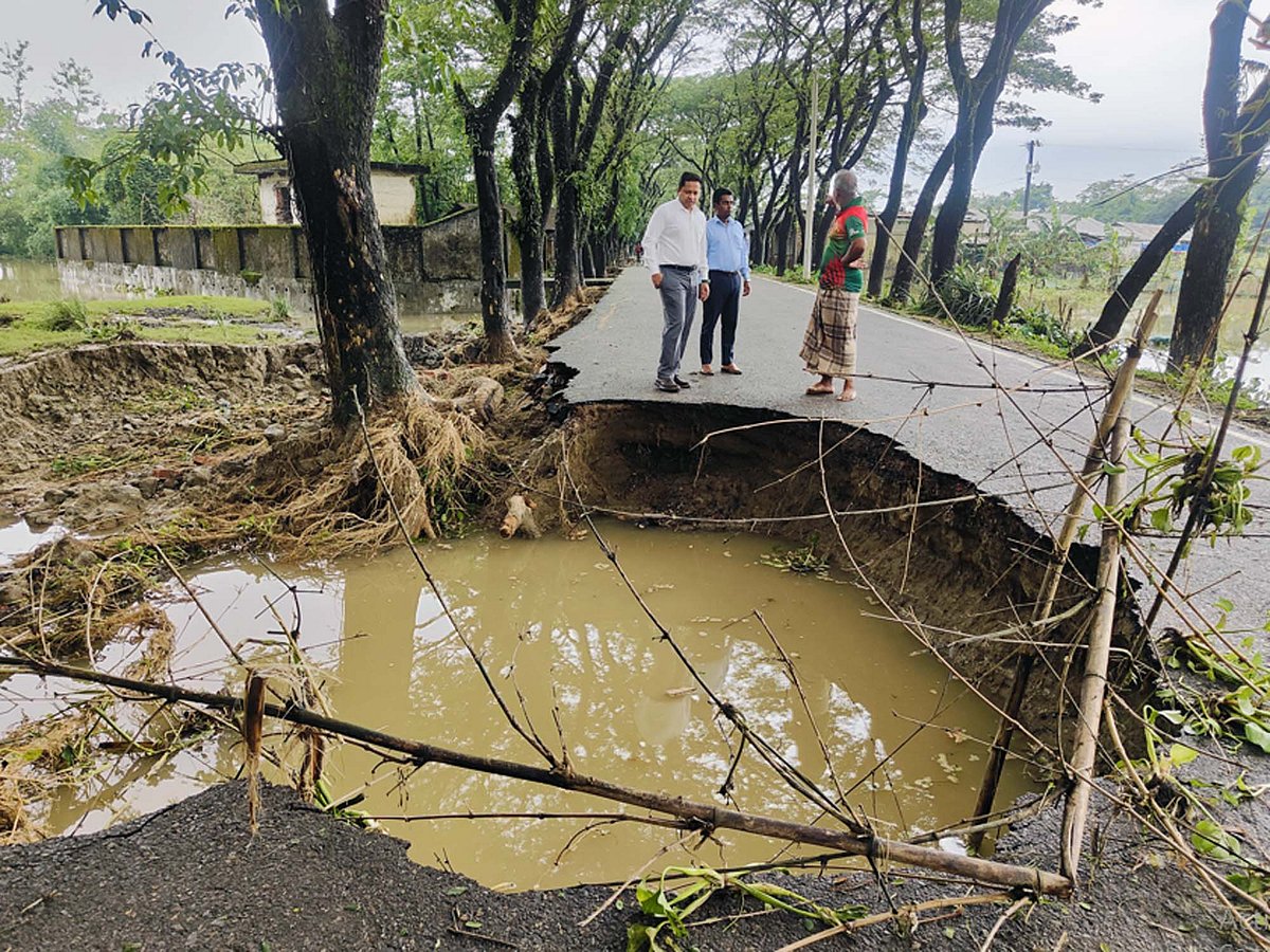 সিলেটে সড়ক থেকে বন্যার পানি নামতেই ক্ষয়ক্ষতির চিত্র স্পষ্ট হয়ে উঠেছে। আজ শুক্রবার গোয়াইনঘাট উপজেলার গোয়াইনঘাট-সালুটিকর সড়কে
