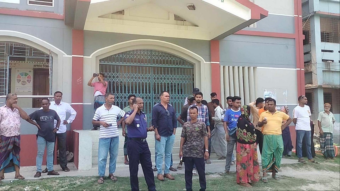 বেলকুচি পৌরসভার মেয়রের ওপর হামলার ঘটনার পরের চিত্র। বৃহস্পতিবার বেলকুচি পৌর চালা এলাকার আলহাজ সিদ্দিক উচ্চবিদ্যালয় মাঠে