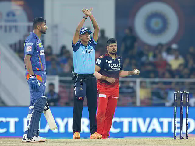 আইপিএলে ইমপ্যাক্ট খেলোয়াড় মাঠে নামানোর সিগন্যাল দিচ্ছেন আম্পায়ার