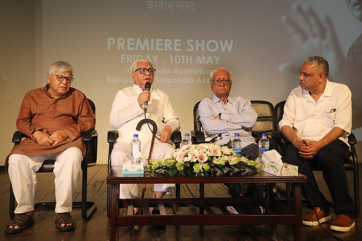 বিশিষ্ট আলোকচিত্র শিল্পী নাসির আলী মামুনকে নিয়ে নির্মিত তথ্যচিত্র  ‘ছায়াবন্দনা’র প্রিমিয়ার প্রদর্শনীতে বক্তব্য দেন বিশিষ্ট বুদ্ধিজীবী ও সমাজচিন্তক বদরুদ্দীন উমর। ছবিতে ডান থেকে তথ্যচিত্রটির নির্মাতা মকবুল চৌধুরী, ইমেরিটাস অধ্যাপক সিরাজুল ইসলাম চৌধুরী। বাঁয়ে চলচ্চিত্র নির্মাতা মোরশেদুল ইসলাম। ঢাকা, ১০ মে