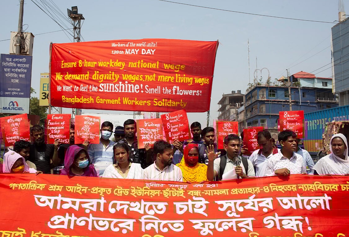 ঢাকার অদূরে সাভার উপজেলার আশুলিয়ায় মহান মে দিবস উপলক্ষে সমাবেশ ও শোভাযাত্রার আয়োজন করে বাংলাদেশ গার্মেন্ট শ্রমিক সংহতি