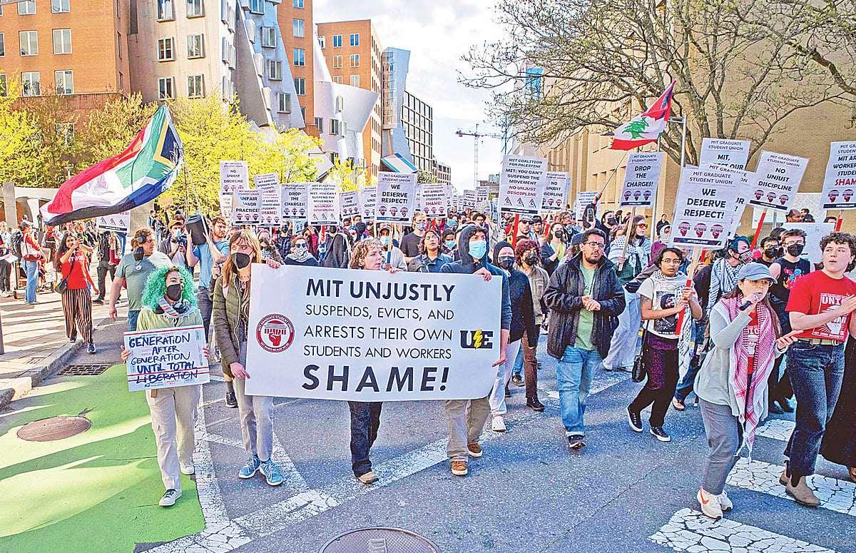 তাঁবু গুঁড়িয়ে দিয়ে জোরপূর্বক উচ্ছেদ, আটক ও বহিষ্কারের প্রতিবাদে বিক্ষোভ করেন শিক্ষার্থীরা। শুক্রবার যুক্তরাষ্ট্রের ম্যাসাচুসেটস ইনস্টিটিউট অব টেকনোলজিতে (এমআইটি)