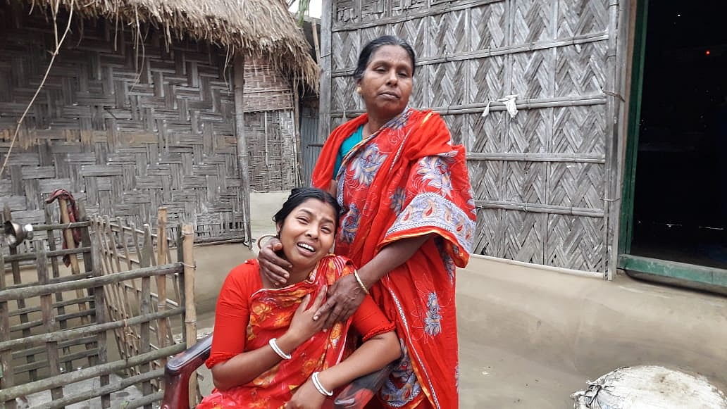 সড়ক দুর্ঘটনায় নিহত স্কুলছাত্রী তিথী রানীর মা কনিকা ঘোষের আহাজারি। তাঁকে সান্ত্বনা দেওয়ার চেষ্টা করছেন এক স্বজন। রোববার বিকেলে পঞ্চগড়ের আটোয়ারী উপজেলার জুগিকাটা এলাকায়