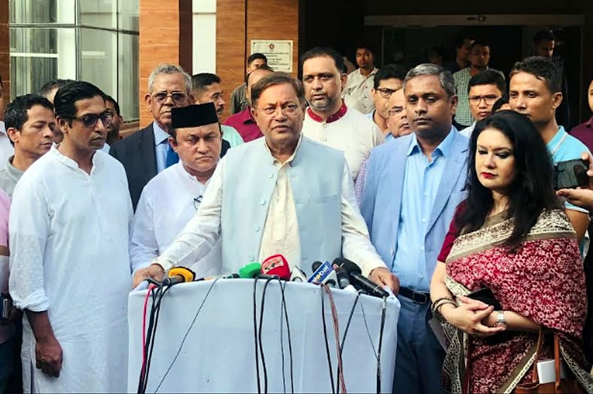 পররাষ্ট্রমন্ত্রী হাছান মাহমুদ পররাষ্ট্র মন্ত্রণালয়–সম্পর্কিত সংসদীয় স্থায়ী কমিটির দ্বিতীয় বৈঠকে যোগদানের আগে সাংবাদিকদের সঙ্গে মতবিনিময় করেন। কক্সবাজার, ১২ মে