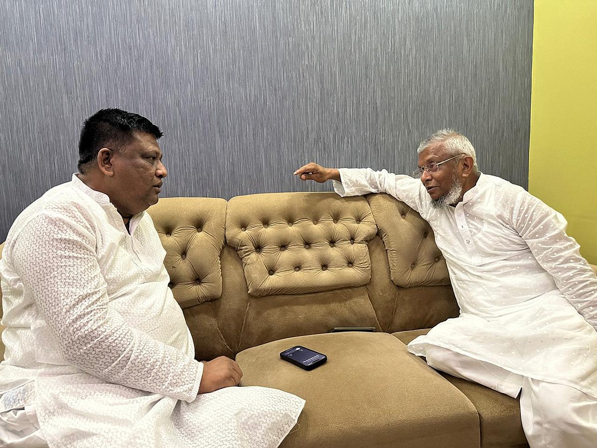 সিলেট সিটি করপোরেশনের মেয়র আনোয়ারুজ্জামান চৌধুরী (বাঁয়ে) ও সাবেক মেয়র আরিফুল হক চৌধুরীর মধ্যে অনুষ্ঠিত বৈঠক। গতকাল শুক্রবার বিকেলে