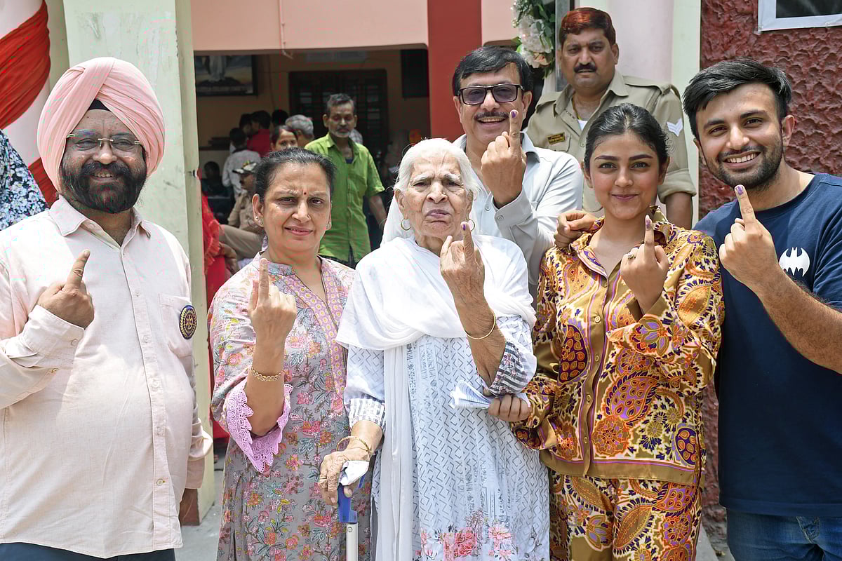 উত্তর প্রদেশের কানপুরে ভোটের পর কালিমাখা আঙুল দেখাচ্ছেন ভোটাররা। ১৩ মে