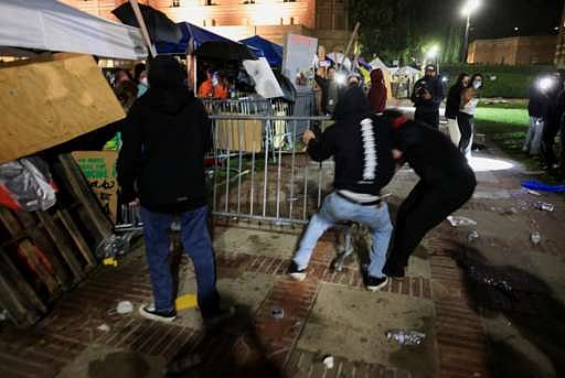 যুক্তরাষ্ট্রের ইউনিভার্সিটি অব ক্যালিফোর্নিয়া, লস অ্যাঞ্জেলেসে (ইউসিএলএ) বিক্ষোভকারী দুটি পক্ষের মধ্যে সংঘর্ষের ঘটনা ঘটেছে