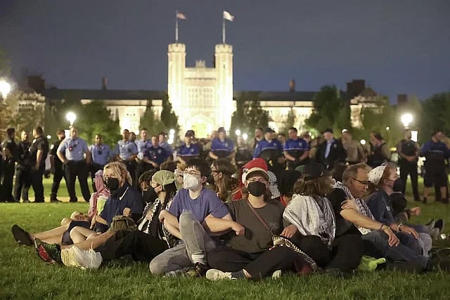 পুলিশের হাতে আটক হওয়ার আগে নিজেদের মধ্যে এভাবে বন্ধন সৃষ্টি করেন বিক্ষোভকারী শিক্ষার্থীরা। ওয়াশিংটন ইউনিভার্সিটি, সেন্ট লুইস, যুক্তরাষ্ট্র, ২৭ এপ্রিল