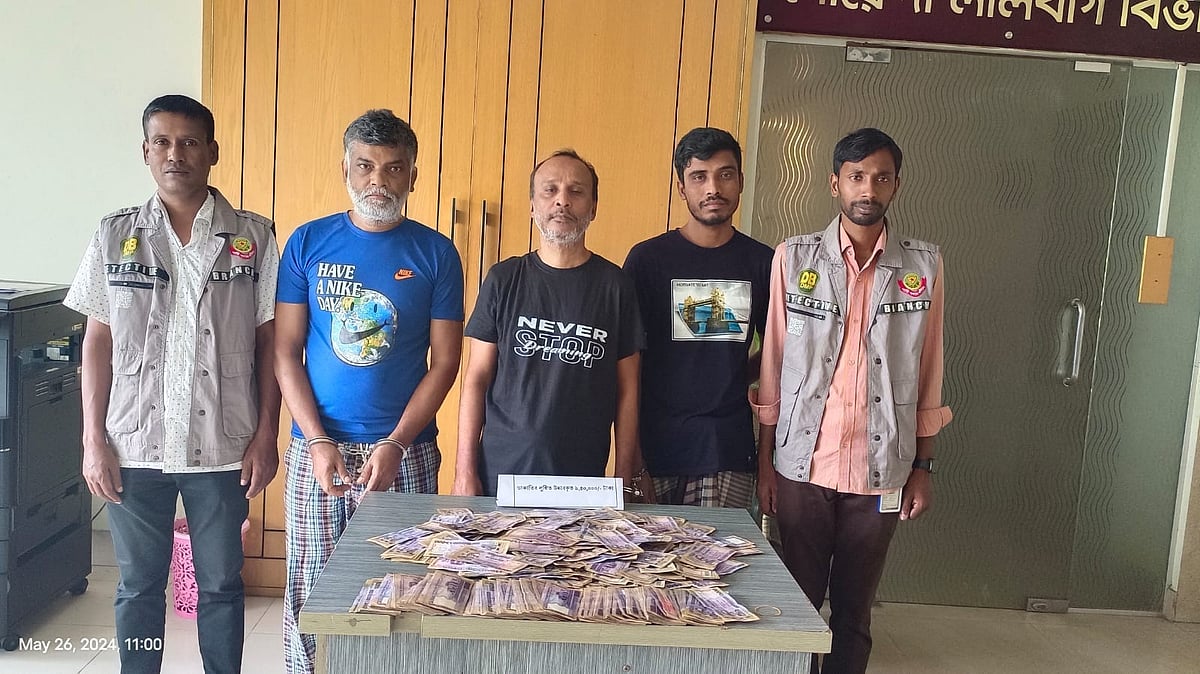 গ্রেপ্তার ডাকাত দলের তিন সদস্য এবং তাঁদের কাছ থেকে উদ্ধার করা সাড়ে নয় লাখ টাকা আজ সংবাদ সম্মেলনে তুলে ধরেন গোয়েন্দা পুলিশের (ডিবি) লালবাগ বিভাগের কর্মীরা