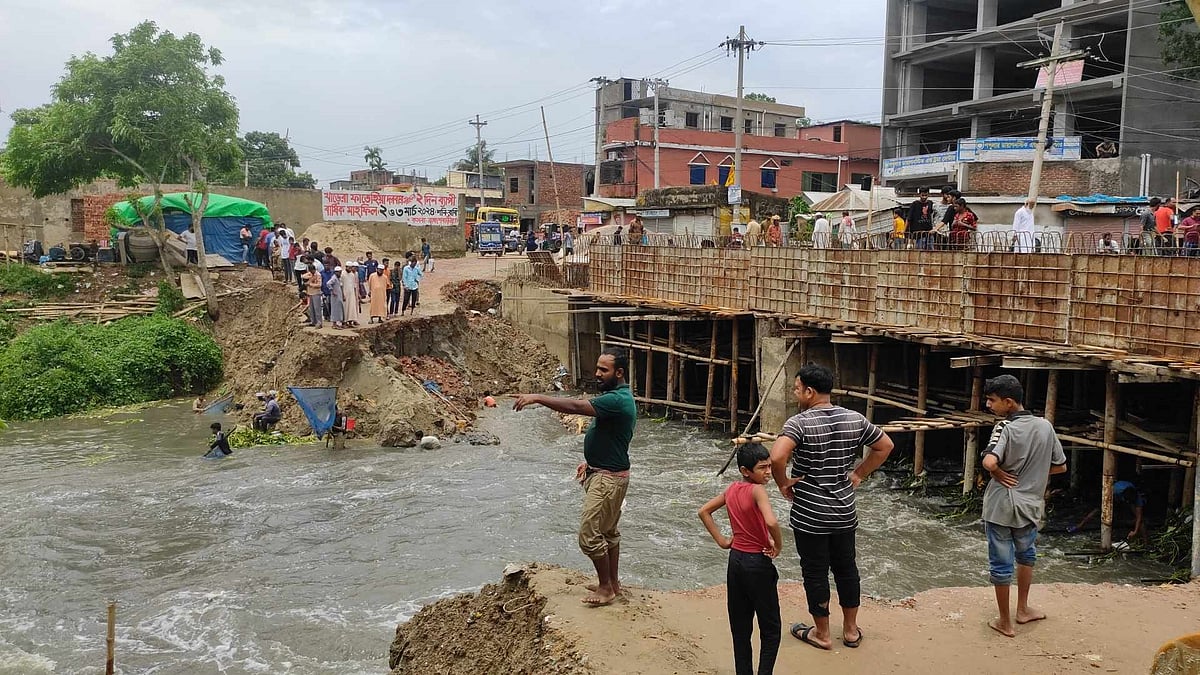 পাহাড়ি ঢল ও বৃষ্টিতে আখাউড়ায় নির্মাণাধীন সেতুর পাশের বিকল্প সড়ক ভেঙে যাওয়ায় ধরখার-আখাউড়া স্থলবন্দর সড়কে যান চলাচল বন্ধ হয়ে যায়। আজ মঙ্গলবার সকালে পৌর এলাকার দেবগ্রামে