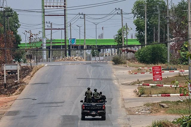 মিয়ানমারের একটি সড়কে টহল দিচ্ছেন জান্তা বিরোধী বিদ্রোহীরা