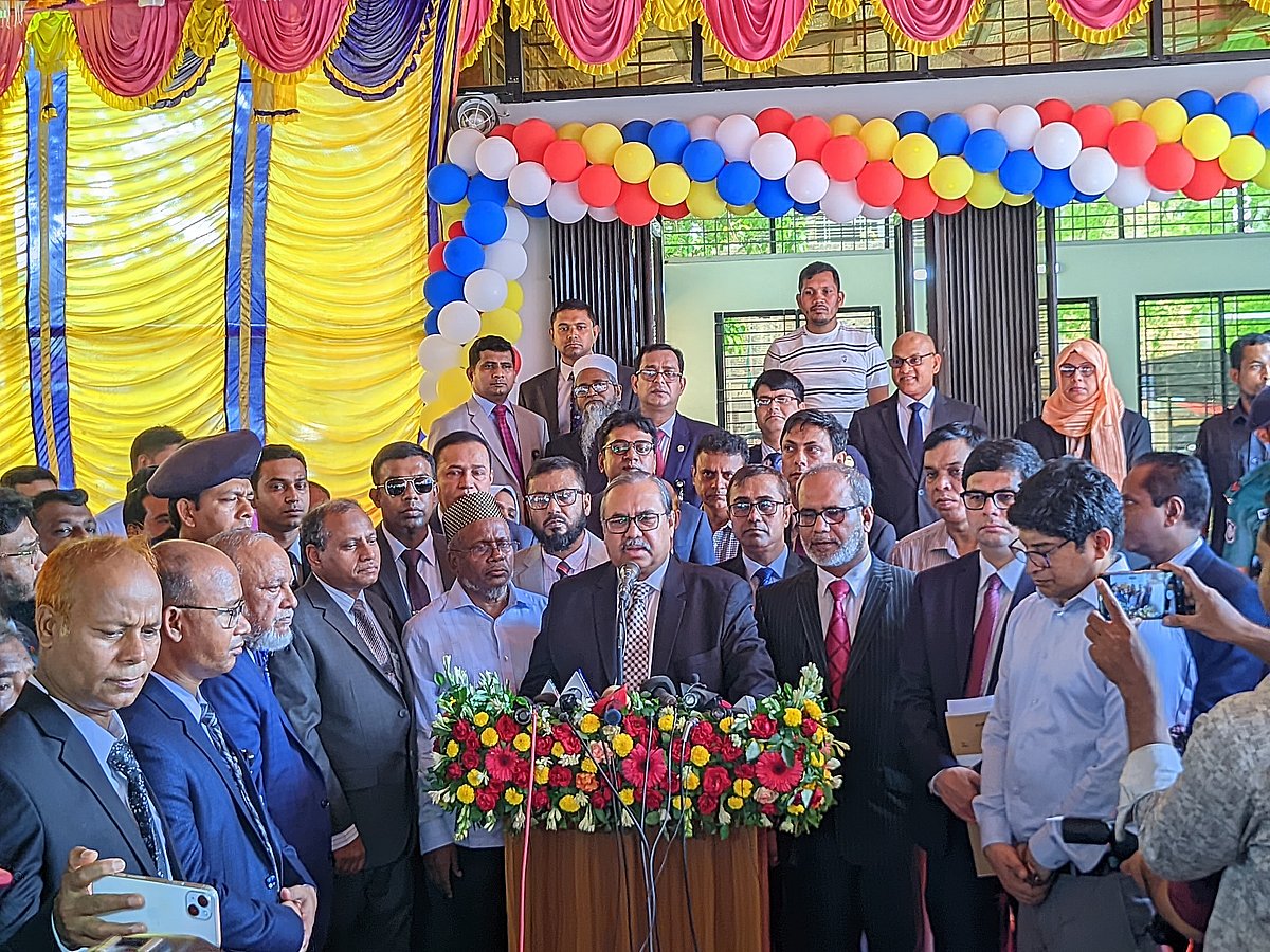 বিচারপ্রার্থী ও সাক্ষীদের বিশ্রামাগার ‘ন্যায়কুঞ্জ’ উদ্বোধন শেষে বক্তব্য দেন প্রধান বিচারপতি ওবায়দুল হাসান। আজ বৃহস্পতিবার সকালে রংপুর জেলা জজ আদালতে