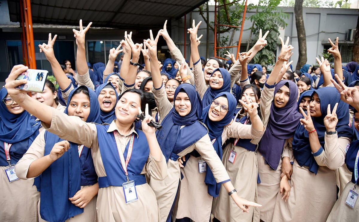 মাধ্যমিকের ফলাফল পেয়ে আনন্দিত শিক্ষার্থীরা। আজ রোববার দুপুরে দিনাজপুর শহরের হলিল্যান্ড স্কুলে