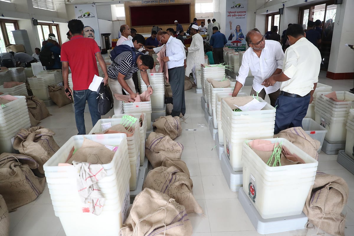 উপজেলা পরিষদ নির্বাচনের জন্য ব্যালট বাক্স ও সরঞ্জামাদি সদর উপজেলা পরিষদ থেকে ভোট কেন্দ্রে পাঠানো হচ্ছে। মাদারীপুর, ৭ মে