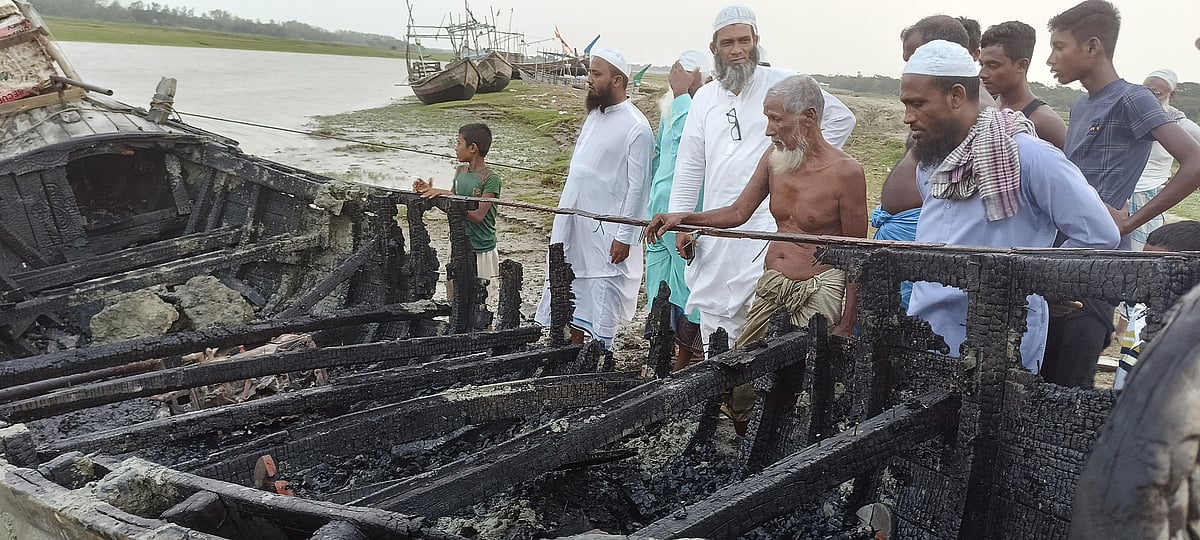এক জেলের ট্রলার ও জাল পুড়িয়ে দিয়েছে দুর্বৃত্তরা। বুধবার সকালে
ভোলার মনপুরা উপজেলার হাজিরহাট ইউনিয়নের ভূঁইয়াহাট এলাকার টেকেরখালে