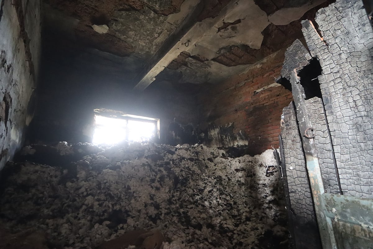 রংপুর নগরের মডার্নমোড় এলাকায় তুলা গবেষণা কেন্দ্রের গুদামে গতকাল রাতে আগুন লাগে