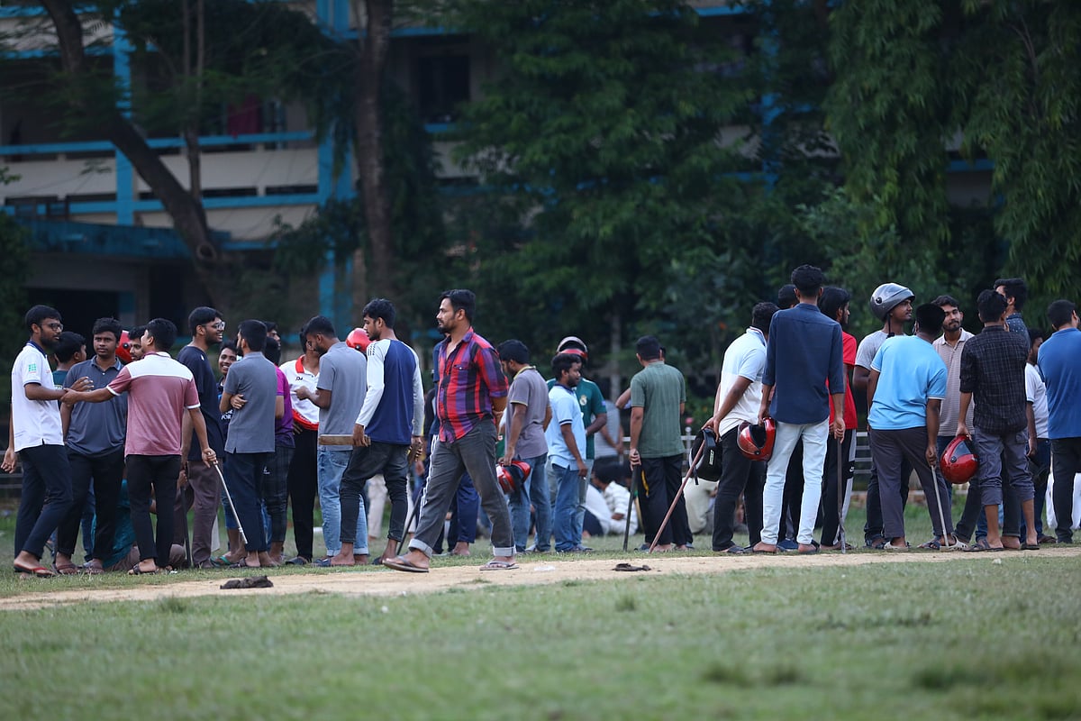 হলের কক্ষ দখল নিয়ে দুই পক্ষের সংঘর্ষের সময় লাঠিসোঁটা হাতে এক পক্ষের নেতা–কর্মীদের অবস্থান। আজ রোববার বিকেলে সিলেট কৃষি বিশ্ববিদ্যালয়ে