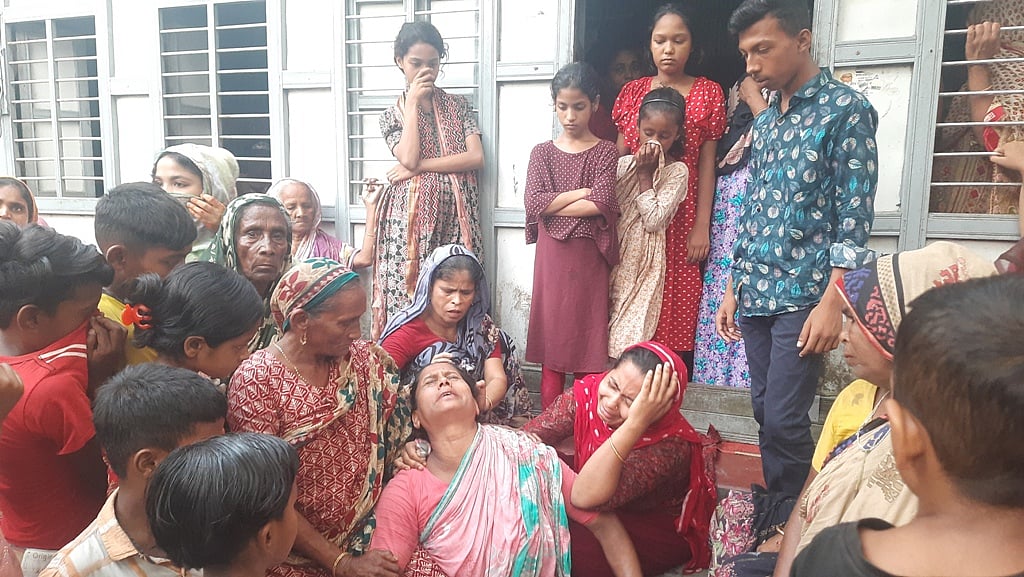 মামুন শেখের লাশ দেশে এসেছে। ছেলেকে হারিয়ে মাতম করেছেন মা। শুক্রবার সকালে মাদারীপুরের রাজৈর উপজেলার পশ্চিম স্বরমঙ্গল এলাকায়