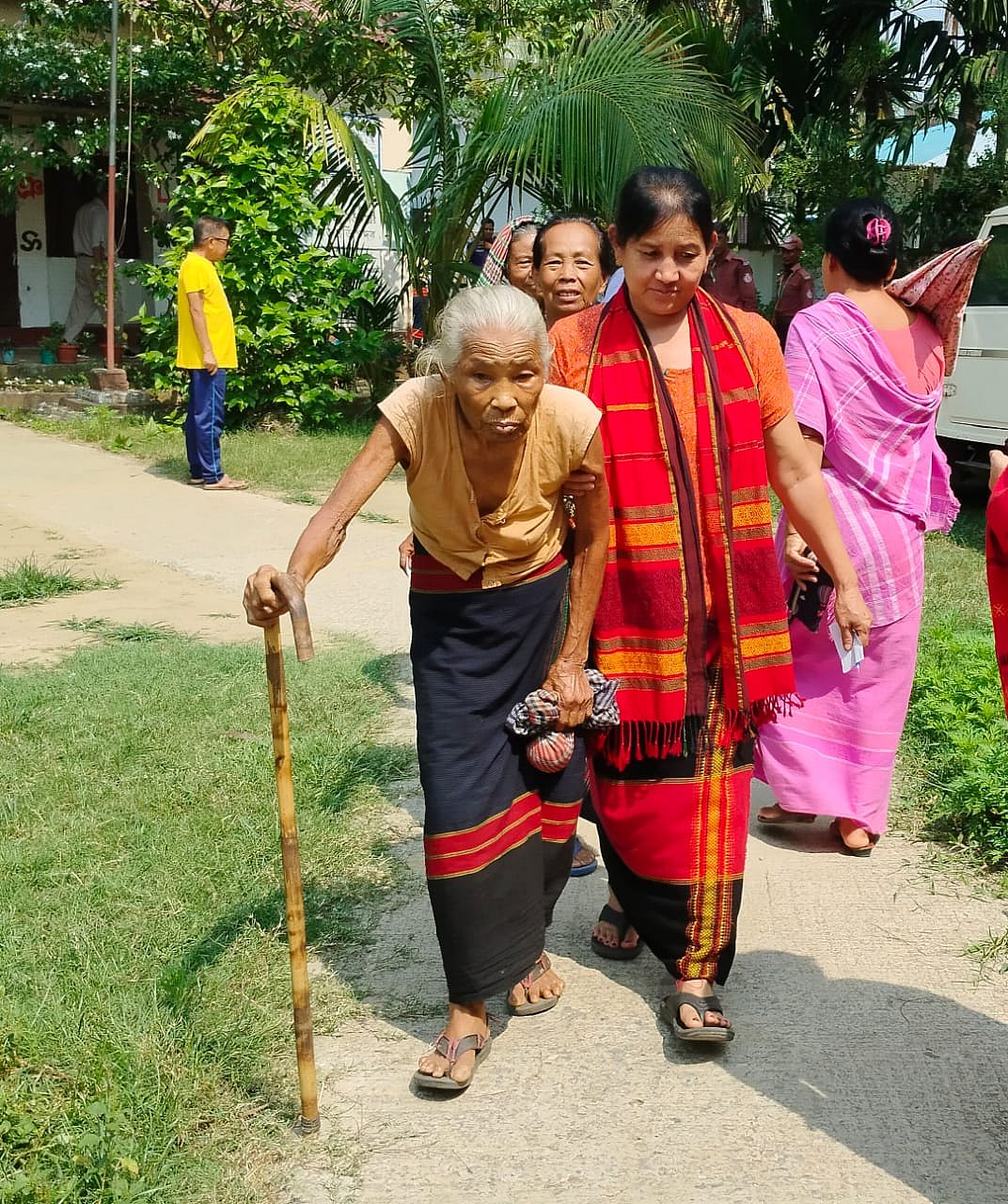 ৯৭ বছর বয়সে ভোট দিতে আসা বিনোদিনী চাকমা। আজ সকাল ১০টার দিকে খাগড়াছড়ির দক্ষিণ খবংপুড়িয়া সরকারি প্রাথমিক বিদ্যালয়ের ভোটকেন্দ্রে