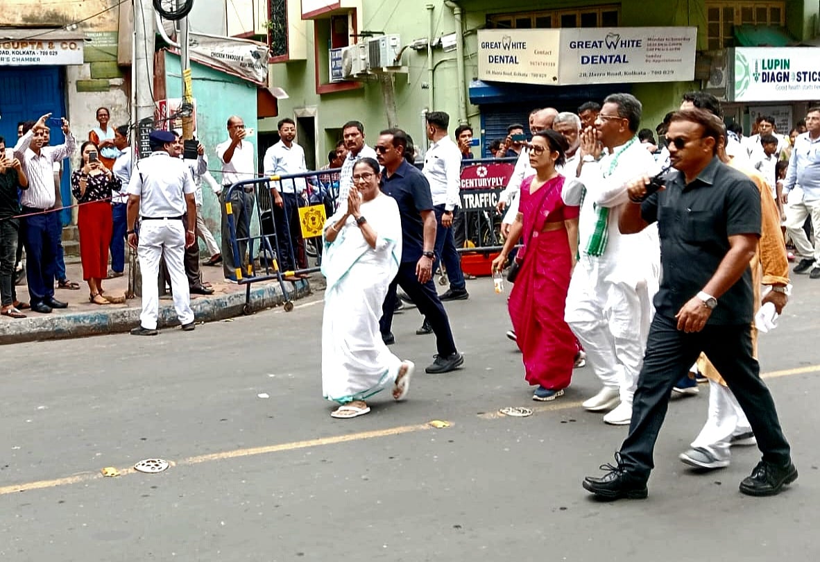 বৃহস্পতিবার কলকাতায় পদযাত্রা করেন মমতা বন্দ্যোপাধ্যায়
