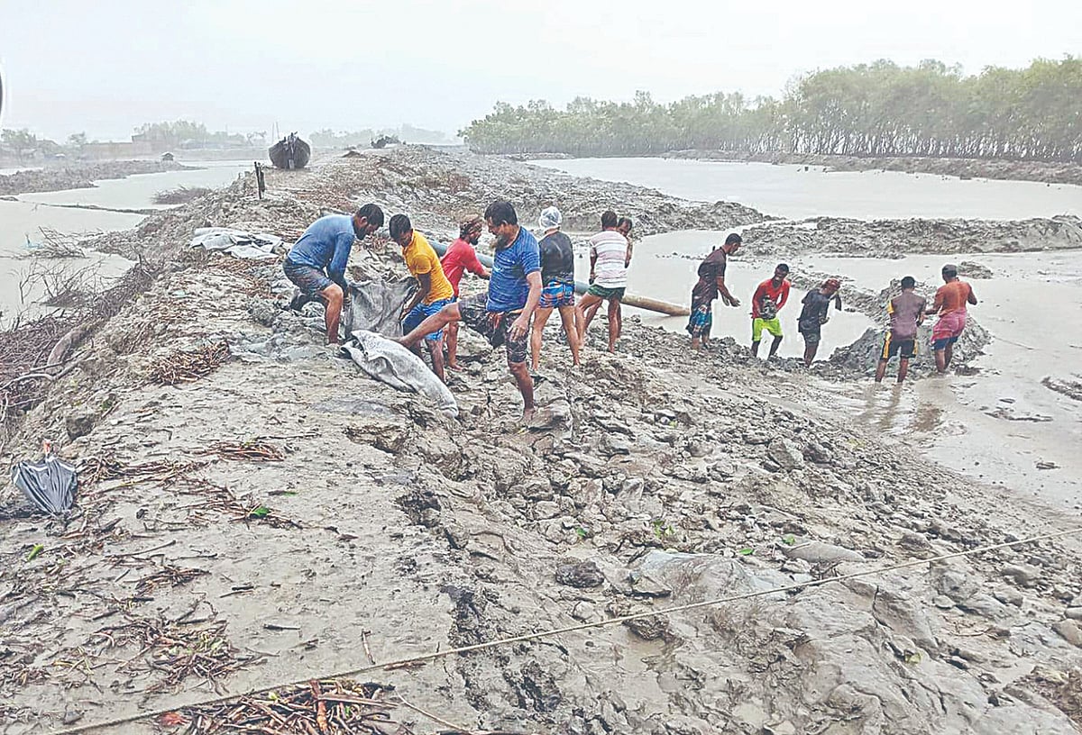 ঘূর্ণিঝড় রিমালের আঘাতে খোলপেটুয়া নদীর বেড়িবাঁধে ফাটল দেখা দিয়েছে। বাঁধটি সংস্কারে পানি উন্নয়ন বোর্ড কর্তৃপক্ষের পাশাপাশি কাজ করছেন স্থানীয়রা। গতকাল সাতক্ষীরার শ্যামনগরের বুড়িগোয়ালিনী ইউনিয়নের দুর্গাবাটি এলাকায়