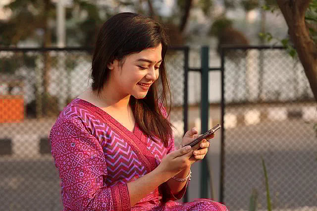 ফোনকলের চেয়ে বার্তা আদানপ্রদানে বেশি অভ্যস্ত হয়ে পড়েছেন তরুণেরা