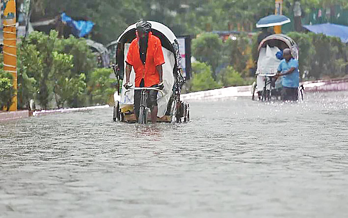 বর্ষা মৌসুমে চট্টগ্রাম নগরীর নিম্নাঞ্চলের রাস্তাঘাট ও বাড়িঘরে হাঁটুজলের দুর্ভোগ প্রায় নিয়মিত দৃশ্য