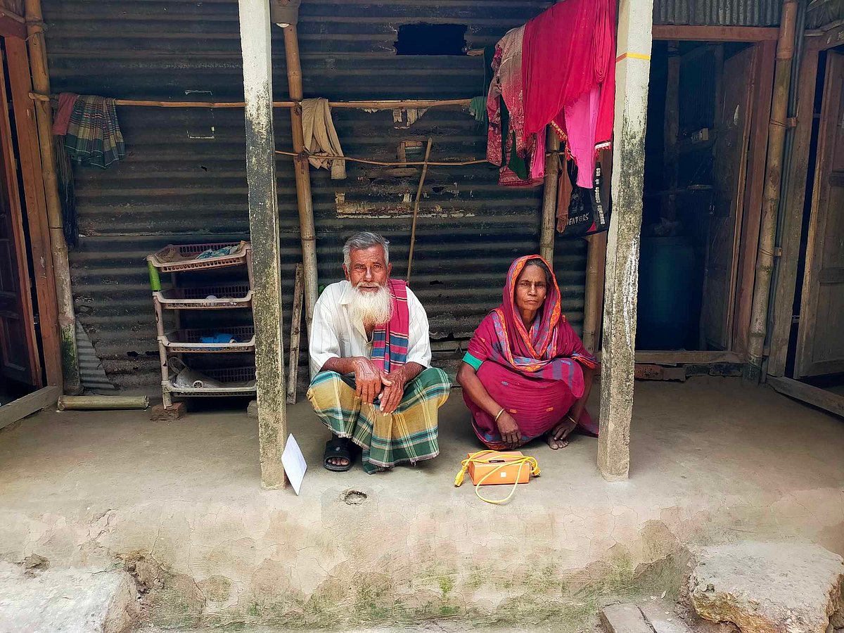 ভ্যান চুরি হওয়ায় রোজগার বন্ধ হয়ে গেছে লুৎফর রহমান ও রোকেয়া খাতুন দম্পতির। আজ রোববার কুষ্টিয়ার কুমারখালী উপজেলার জোতমোড়া গ্রামে