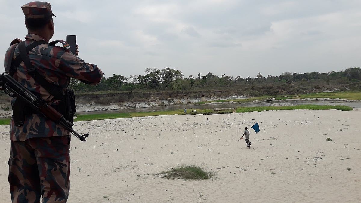 পঞ্চগড় সীমান্তের করতোয়া নদীর বালুচরে দাঁড়িয়ে আছেন এক ব্যক্তি। তাঁর বিষয়ে সিদ্ধান্ত নিতে পতাকা বৈঠকের আহ্বান জানিয়ে বিএসএফের কাছে বার্তা পাঠাচ্ছে বিজিবি। মঙ্গলবার দুপুরে সদর উপজেলার আমতলা এলাকায়