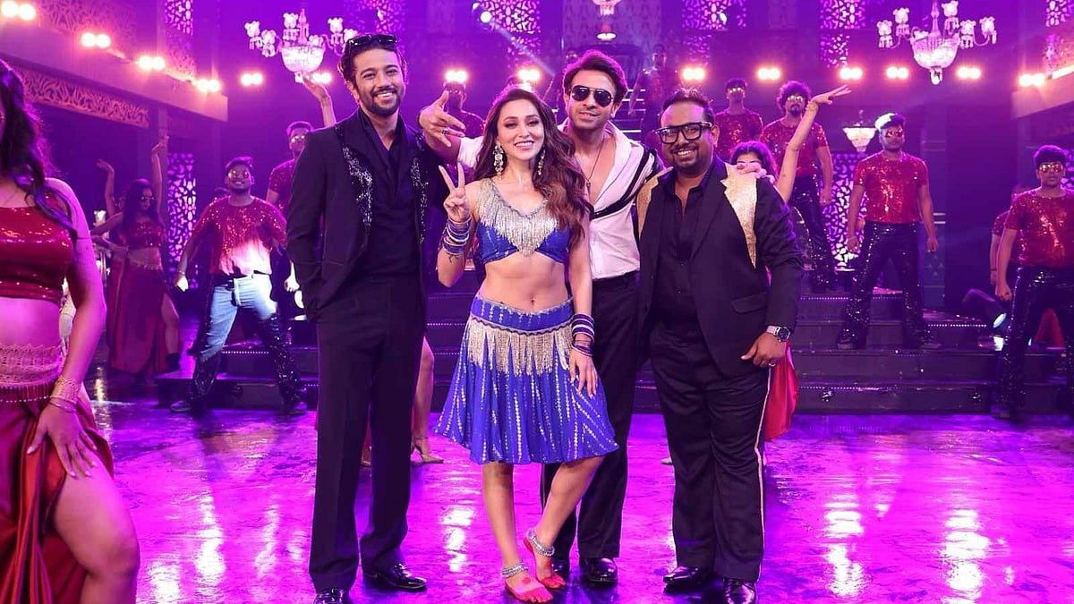 ‘লাগে উরাধুরা’ গানের শুটিংয়ে প্রীতম হাসান, মিমি চক্রবর্তী, শাকিব খান ও রায়হান রাফী। ছবি: নির্মাতার সৌজন্যে