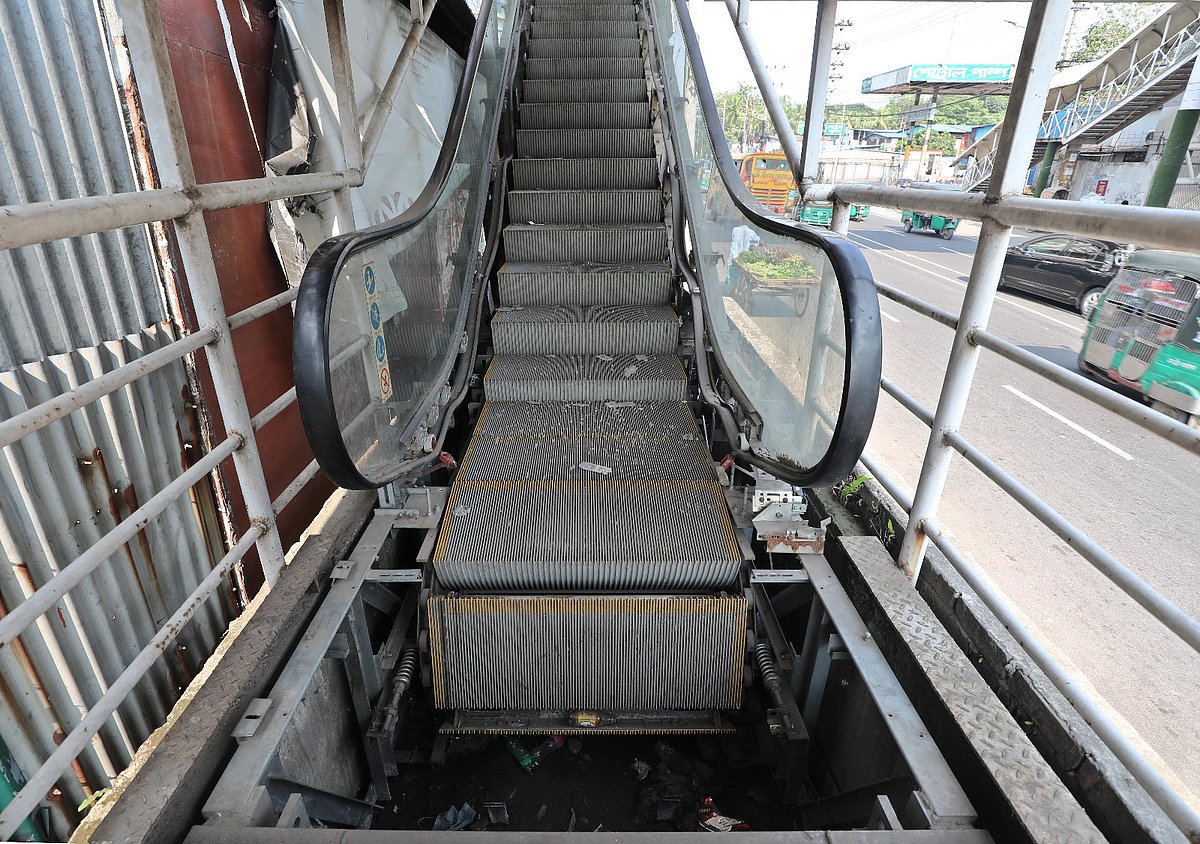পরিত্যক্ত হয়ে পড়ে আছে চট্টগ্রাম নগরের চলন্ত সিঁড়িযুক্ত পদচারী–সেতু