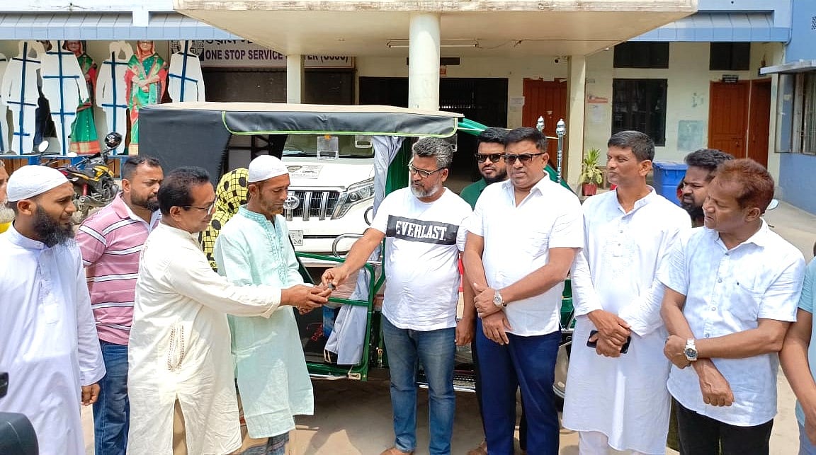 কিস্তির টাকায় কেনা ইজিবাইক হারিয়ে দিশাহারা কামাল পেলেন নতুন ইজিবাইক। আজ শনিবার দুপুরে জামালপুর পৌরসভা প্রাঙ্গণে