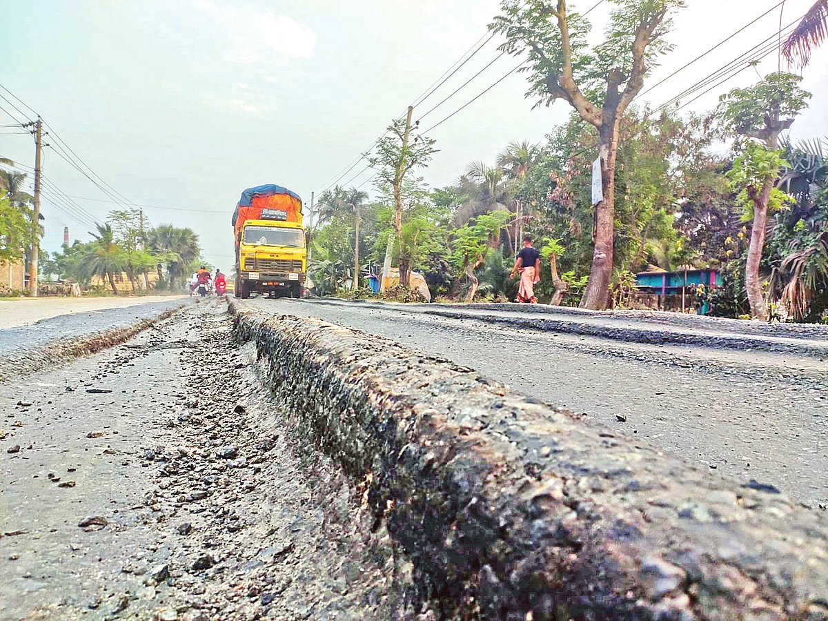 ঝিনাইদহ-যশোর মহাসড়কের বেশ কিছু স্থানে পিচ-পাথরের জমাট বেঁধে উঁচু ঢিবি হয়ে গেছে। সৃষ্টি হয়েছে বড় বড় গর্তের। যানবাহনগুলো অত্যন্ত ঝুঁকি নিয়ে চলাচল করছে। গত শনিবার ওই সড়কের কালীগঞ্জের খয়েরতলা এলাকায়